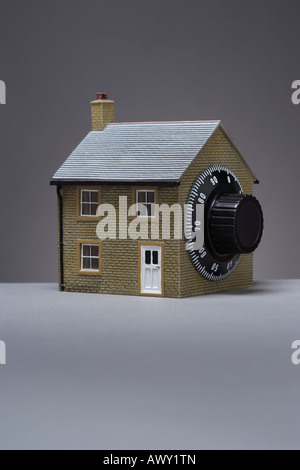 Petit modèle de maison avec serrure à combinaison. Banque D'Images