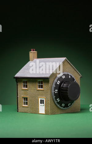 Petit modèle de maison avec serrure à combinaison. Banque D'Images