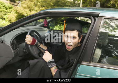 Jeune diplômé portant une casquette et une blouse Banque D'Images