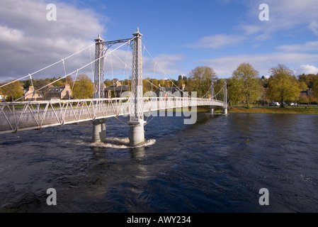 Dh Ness INVERNESS INVERNESSSHIRE passerelle fer supension Bridge River en plein essor Banque D'Images