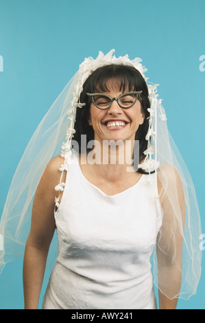 Une fiancée portant des lunettes drôles Banque D'Images