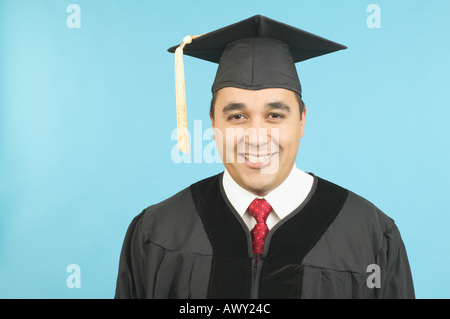 Portrait d'un homme à cap and gown Banque D'Images