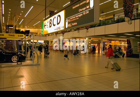 dh AMSTERDAM AÉROPORT HOLLAND terminal international bâtiment intérieur magasins hors taxes passage principal personnes intérieur schiphol voyageurs Banque D'Images