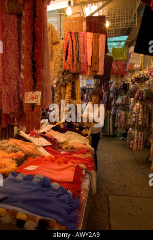 dh Jardines croissant Bazzar CAUSEWAY BAY HONG KONG Femme touristique regarder les foulards sur le marché stalle touriste jardine bazar dame shopping seul Banque D'Images