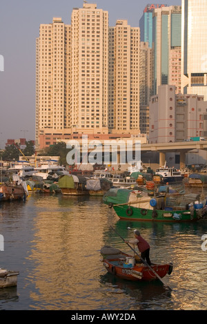 Dh Typhoon Shelter Causeway Bay Hong Kong Old woman rowing sampan bateau ferry road corridor oriental Skyscapers moderne Banque D'Images