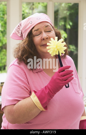 Femme au foyer savourant l'essence de lavage de la vaisselle Banque D'Images