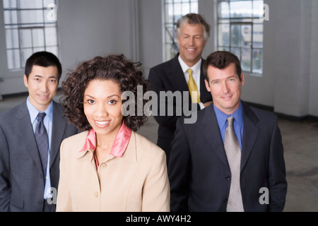 Portrait of Businesswoman avec d'autres personnes d'affaires en arrière-plan Banque D'Images