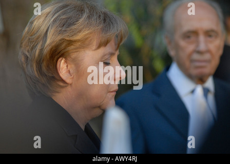 La chancelière allemande Angela Merkel avec le président israélien Shimon Peres Banque D'Images