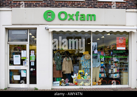 Première élévation du magasin de charité d'Oxfam à Rustinington, West Sussex, Angleterre, Royaume-Uni Banque D'Images