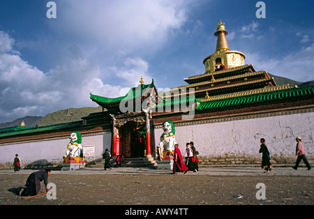 24 juillet 2006 - Les sections locales de faire leur prière du matin passant ronde Gong Tang pagode à Labrang Xiahe en monastère Lamma. Banque D'Images
