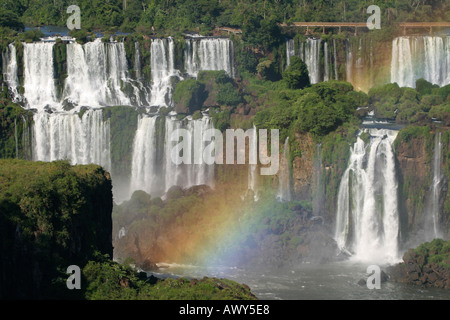 Salto Mbigua et Salto Bernabe Mendez au chutes d'Iguaçu côté Argentin avec du vrai rainbow Banque D'Images