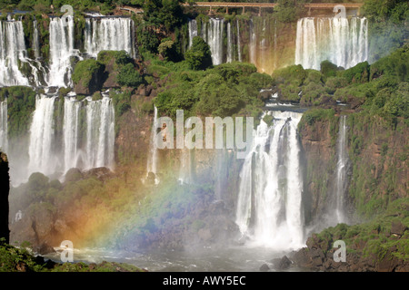 Salto Mbigua et Salto Bernabe Mendez au chutes d'Iguaçu côté Argentin avec du vrai rainbow Banque D'Images