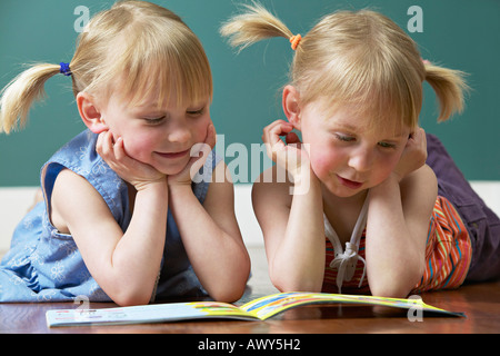 Twin Sisters Reading Book Banque D'Images