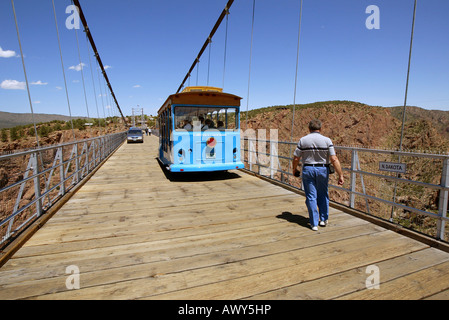 Le Tram porte de visiteurs sur pont 1 000 pieds au-dessus de la rivière Arkansas dans Royal Gorge Colorado USA Banque D'Images