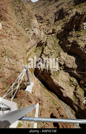 La rivière Arkansas 1 000 pieds au-dessous de flux le monde s plus grand pont suspendu au-dessus de Royal Gorge Colorado USA Banque D'Images