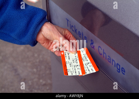 Les clients part avec deux billets aller-retour pour une utilisation avec les trains du sud-ouest de fer Libre Service distributeur automatique de billets Banque D'Images