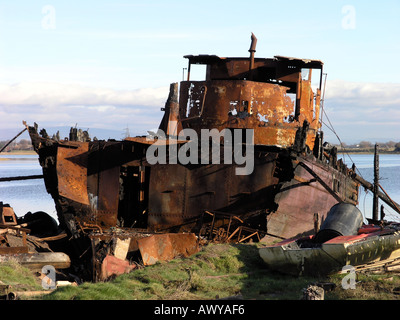 Grillee chalutier déclassé sur les rives de la rivière Wyre à Skippool Lancashire Banque D'Images