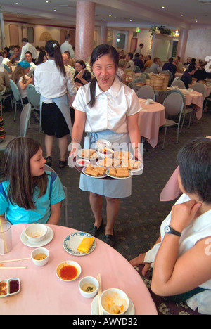 Waitress serving yum cha dans un restaurant chinois de Sydney Banque D'Images