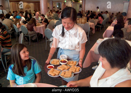 Waitress serving yum cha dans une retuarant chinois de Sydney Banque D'Images