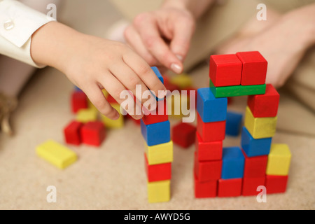 Fille et femme de blocs d'empilage, focus sur les mains Banque D'Images