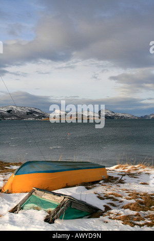 Bateau à rames tournée vers la plage de sable blanc du nord de la norvège Sommarøy cercle arctique l'hiver Banque D'Images
