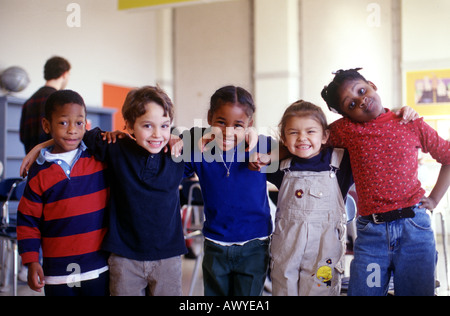 5 salles de classe en première année culturelle sourire pour la caméra Banque D'Images