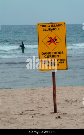 Trigg Island Blue Hole Fisherman l'ouest de l'Australie Banque D'Images