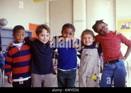 5 salles de classe en première année culturelle sourire pour la caméra Banque D'Images