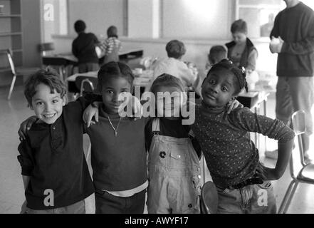 5 salles de classe en première année culturelle sourire pour la caméra Banque D'Images