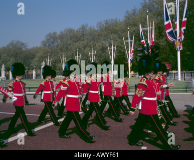 Marching Band militaire des gardes le long du Mall, Londres, Angleterre, Royaume-Uni. Banque D'Images