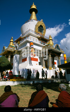 La femme à la prière par le Memorial Chorten à Thimphu, Bhoutan Banque D'Images