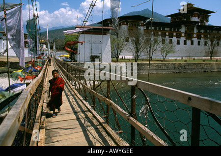 Traverser le pont de moine par l'Pungthang Dechen Dzong dans le district du Bhoutan Punakha Banque D'Images