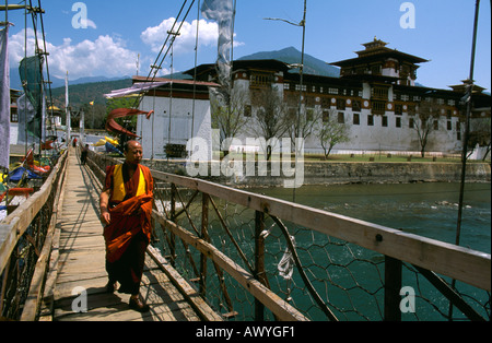 Traverser le pont de moine par l'Pungthang Dechen Dzong dans le district du Bhoutan Punakha Banque D'Images