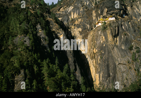 Vue sur le monastère de Taktsang, situé sur une falaise de 900m au-dessus de la vallée de Paro au Bhoutan. Banque D'Images