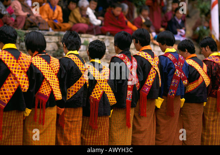 Danseuses à la Dzongdrakha festival près de Paro au Bhoutan Banque D'Images