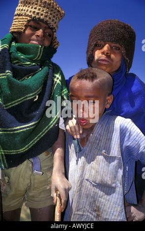 Les jeunes goatherders à haute altitude dans les montagnes du Simien parc national, de l'Éthiopie Banque D'Images