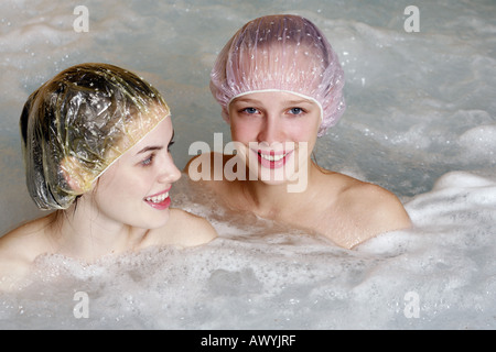 Deux femmes dans un bain à remous Banque D'Images