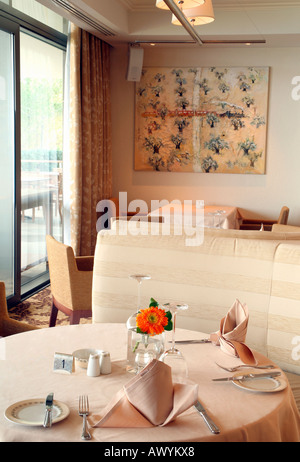 Réglage de la table de salle à manger de l'hôtel Banque D'Images