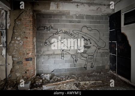 Graffiti dans une friche industrielle située à Vichy (France). Le Graffiti dans une usine désaffectée (03200 Vichy - Allier - France 03). Banque D'Images