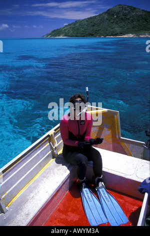 Biologiste marin femelle sur le point de faire de la plongée avec tuba dans le lagon de corail de l'Île Lizard Banque D'Images