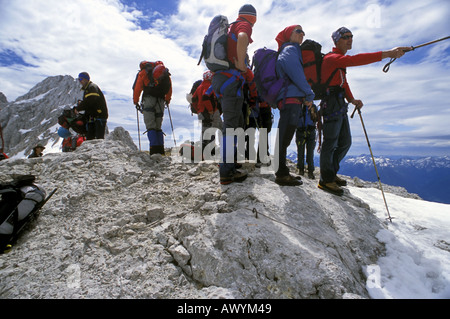 Groupe bien équipé d'alpinistes se reposer juste en dessous du sommet du Dachstein 3000 mètres d'altitude Alpes autrichiennes pas MR Banque D'Images