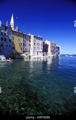 Le calme des eaux claires de la mer Adriatique à roder autour des murs de Rovinj, Istrie Croatie, Mer Méditerranée Banque D'Images