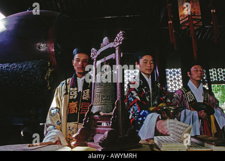 Les moines taoïstes dans la prière du matin à Beijing Baiyun du nuage blanc (Temple) Banque D'Images