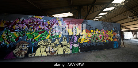 Graffiti dans une friche industrielle, située à Vichy (France). Vue panoramique d'un graffiti dans une usine désaffectée de Vichy. Banque D'Images