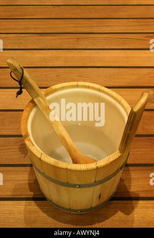 L'eau en bois seau avec cuillère pour sauna Banque D'Images