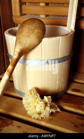L'eau en bois seau avec cuillère pour sauna Banque D'Images