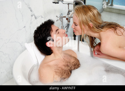 Couple enjoying bubble bain ensemble Banque D'Images