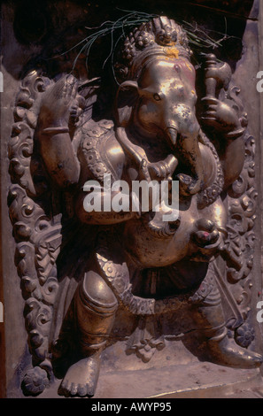 Bhaktapur, Népal la figure de tête d'éléphant Ganesh Dieu à l'entrée du Golden Gate (Sun Dhoka) Banque D'Images