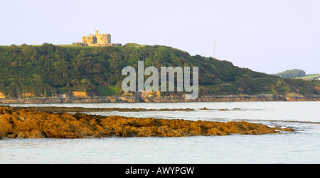 Plage de Swanpool et le 16ème siècle le château de Pendennis gardant l'embouchure de la rivière Fal. Point de Pendennis à Falmouth, Cornwall Banque D'Images