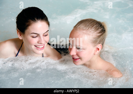 Deux jeunes femme dans un jacuzzi dans un spa Banque D'Images